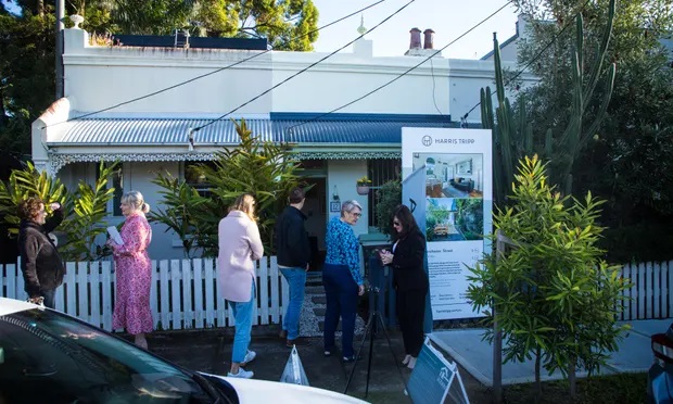 Prospectivebuyerslineupat12ManchesterStreetinDulwichHill.Priceguide$1.2msoldfor$1.36m