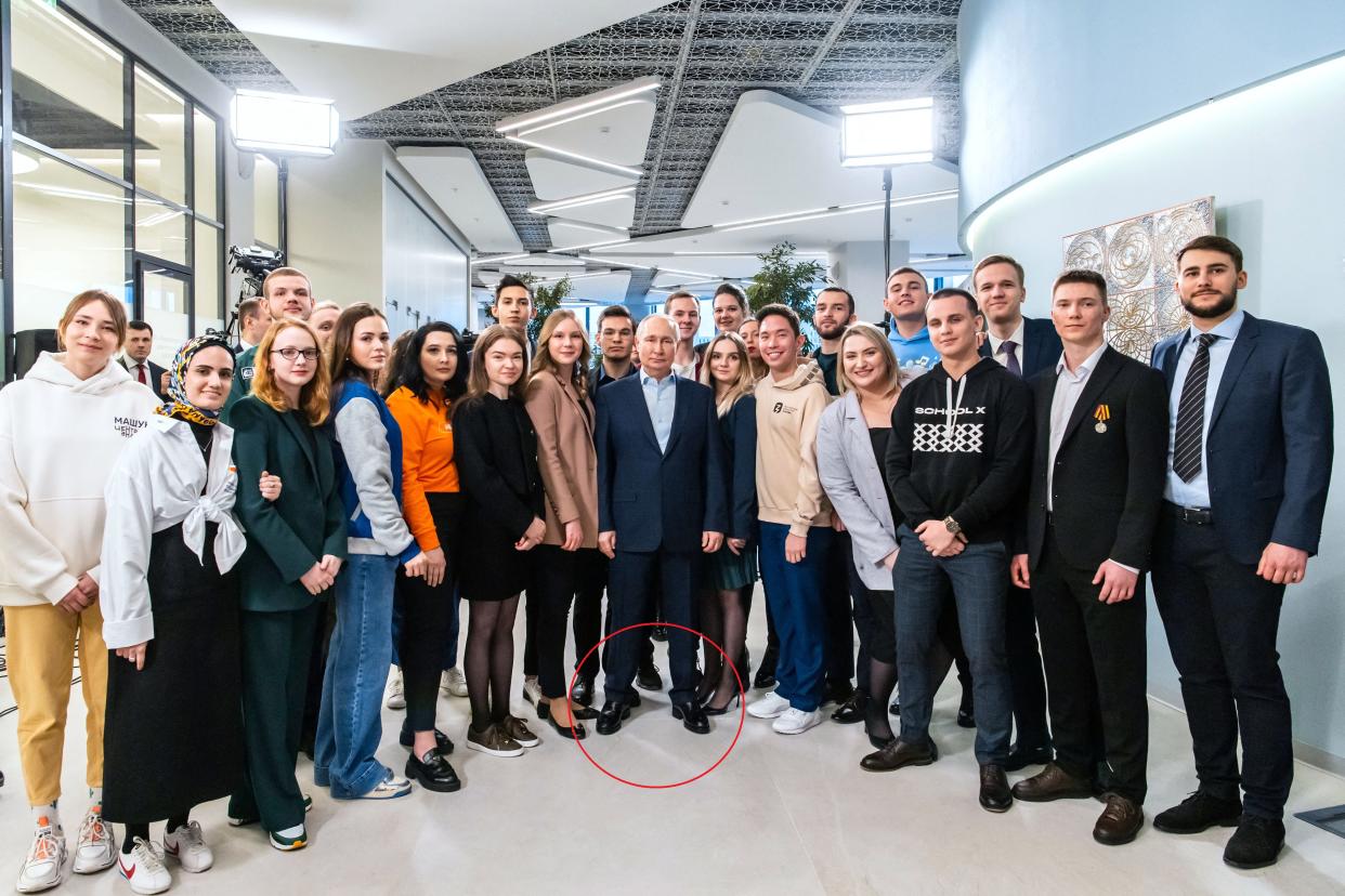 TheShoes-circled-That-Have_sparked_more_conspiracy_theories_about_Putin TheShoes-circled-That-Have_sparked_more_conspiracy_theories_about_Putin